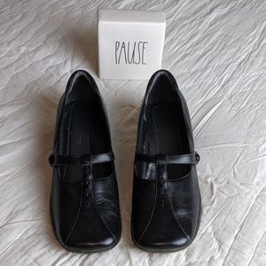 Natralizers Size 8.5 Navy Blue